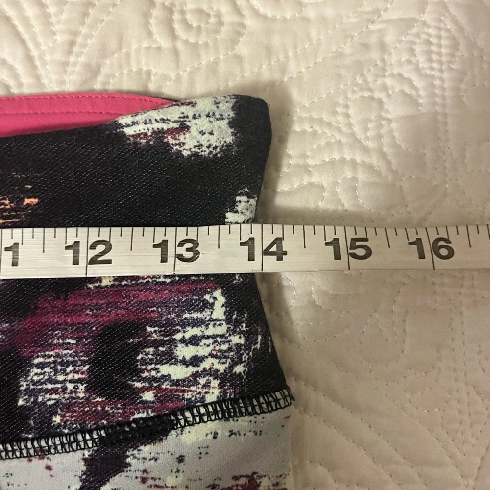 Lululemon Abstract Print Crop Leggings, size 8 - Picture 7 of 7